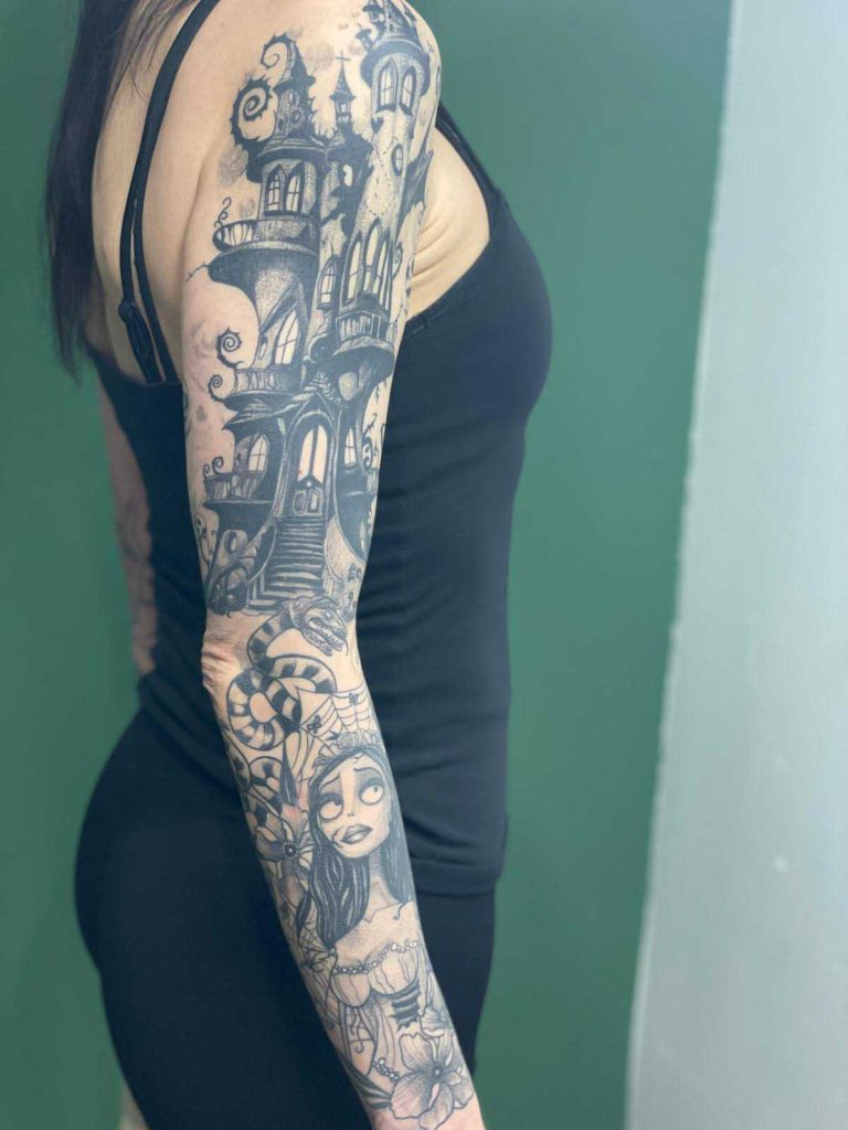 Tattoo von Jana: großflächiges Schwarz-Grau-Motiv über den Arm