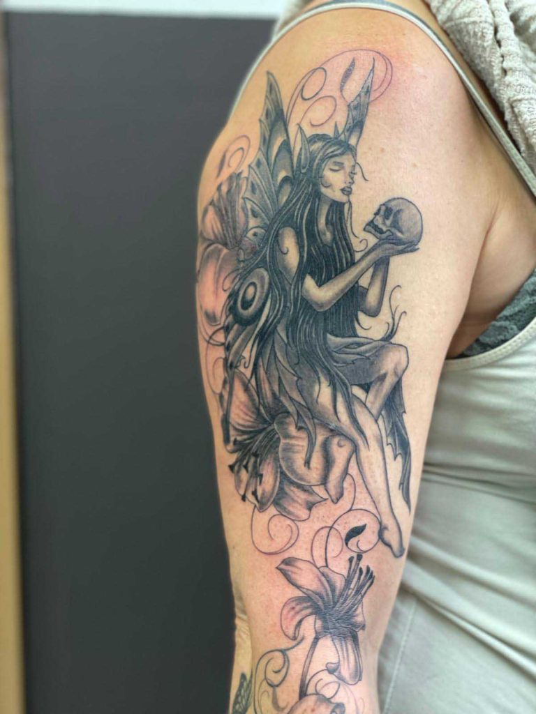Tattoo von Jana: Frau mit Kopfschmuck am Oberarm