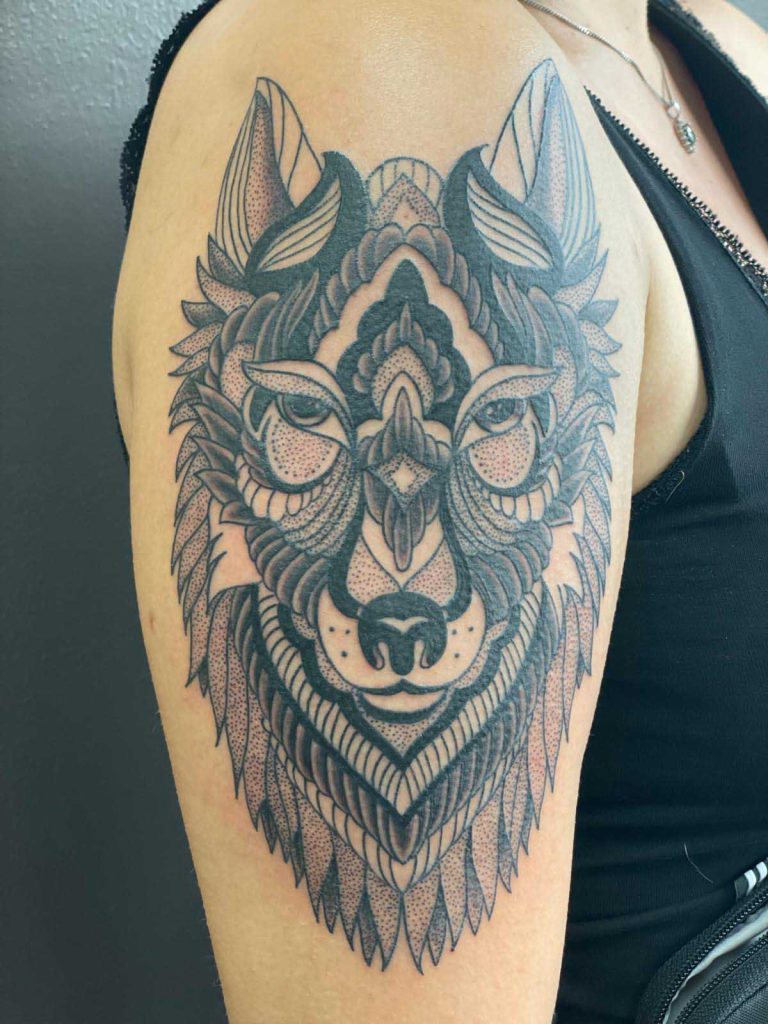 Tattoo von Jana: Wolfskopf am Oberarm