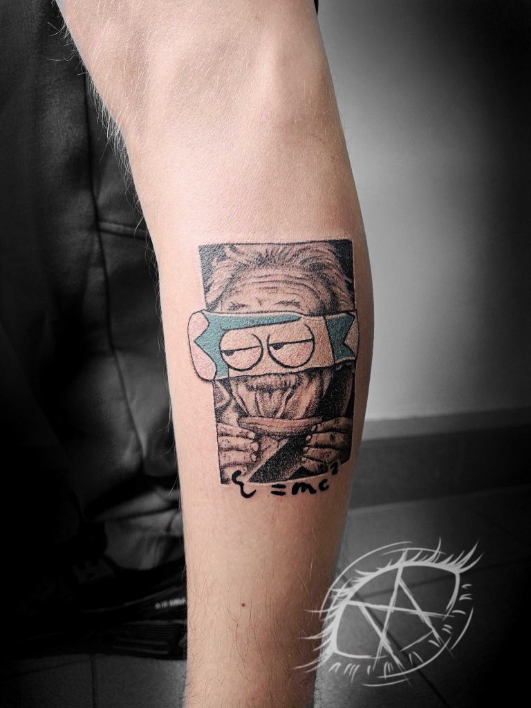 Tattoo von Kyra: gezeichnetes Porträt mit Brille am Unterarm