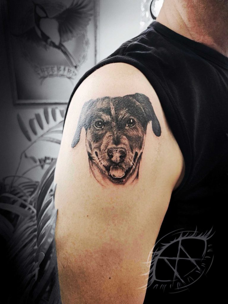 Tattoo von Kyra: Hundeporträt am Oberarm
