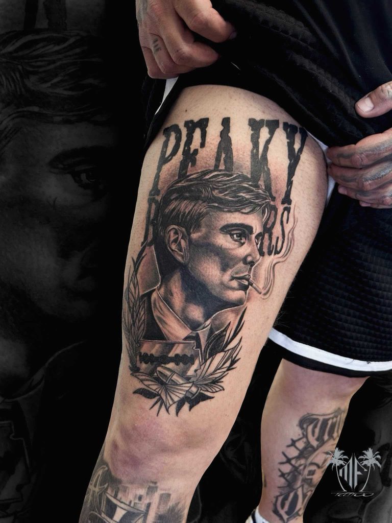 Tattoo von Marco: Männerporträt mit Schirmmütze am Oberschenkel
