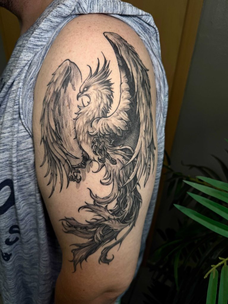 Tattoo von Domi: geflügeltes Fabelwesen am Oberarm