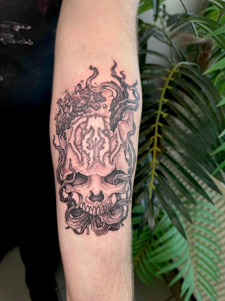 Tattoo von Domi: Totenkopf mit Flammen am Unterarm