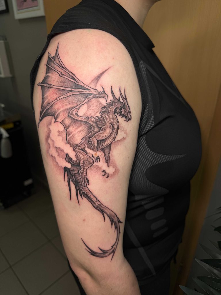 Tattoo von Domi: Drache am Oberarm
