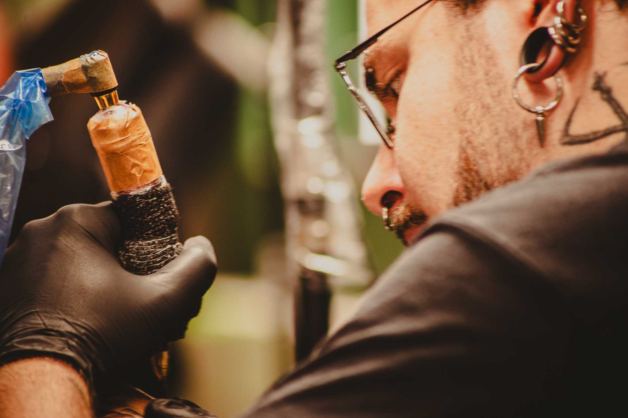 Domi bereitet seine Tattoo-Maschine vor