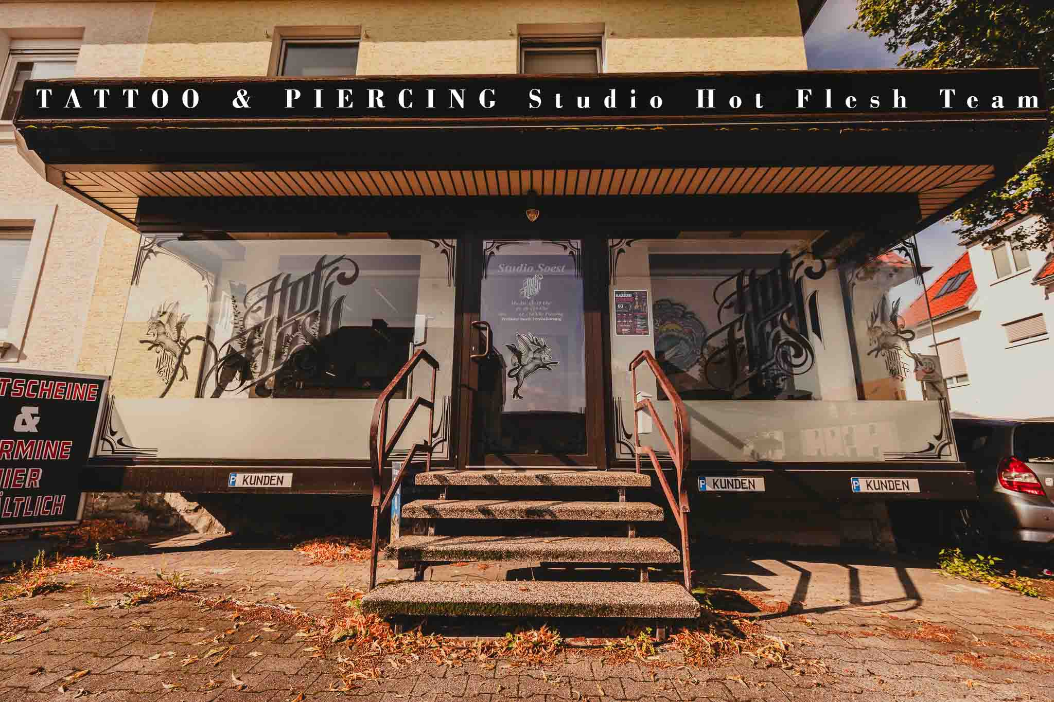 Außenansicht des Studios Soest mit schwarzem Tattoo-und-Piercing-Schild und Eingangstreppe